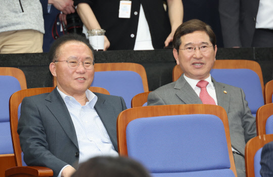 국민의힘 차기 원내대표 선거 출마 의사를 밝힌 윤재옥(왼쪽부터) 의원과 김학용 의원이 지난 3월30일 오후 서울 여의도 국회에서 열린 당 의원총회에서 이야기를 나누고 있다.<연합뉴스>